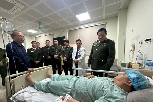 Giám đốc Công an Hà Nội thăm, động viên chiến sỹ thuộc lực lượng 141 bị thương trong khi làm nhiệm vụ