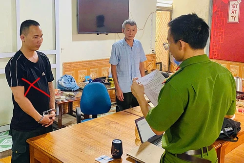 Truy 'nóng' kẻ tự xưng Công an, chặn cướp tiền tại khu đất trống