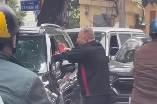 Thông tin ban đầu vụ việc lái xe ô tô bị đánh trên phố Cửa Đông