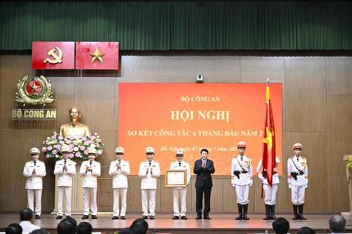 Nhiều tập thể, cá nhân của lực lượng Công an nhân dân lập thành tích xuất sắc trong 6 tháng đầu năm 2025 được biểu dương, trao thưởng