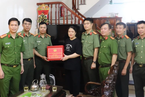 Công an Hà Nội tri ân các anh hùng liệt sỹ