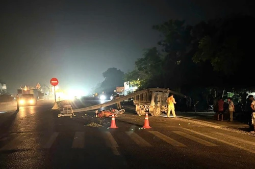 Bàng hoàng xe tự chế chở bó sắt dài hơn 12 mét gây tai nạn khiến 2 người thương vong