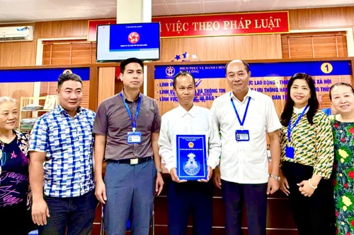 Trường hợp đầu tiên nhận Giấy phép xây dựng công trình nhà ở riêng lẻ ở phường Định Công