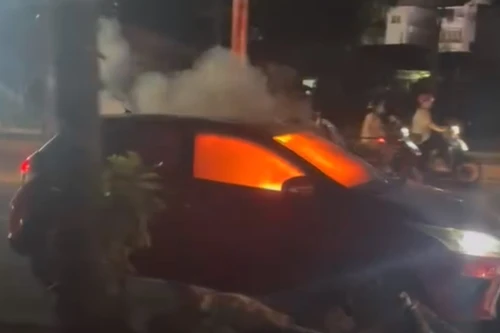 Húc trúng xe máy rồi bốc cháy, chủ xe ô tô…biệt tăm