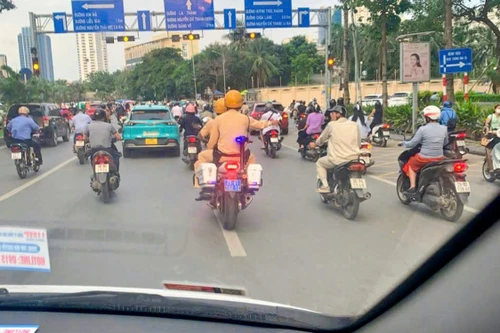 CSGT dùng mô tô chuyên dụng mở đường đưa cháu bé đi cấp cứu