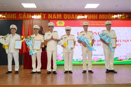 Công bố Quyết định về công tác tổ chức, cán bộ của Công an phường Ba Đình