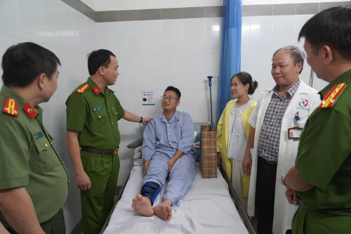 Lãnh đạo Công an thành phố Hà Nội thăm hỏi chiến sỹ bị thương trong khi làm nhiệm vụ