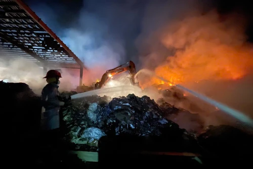 Xuyên đêm xử lý vụ cháy bãi phế liệu tại Công ty giấy Hưng Hà 