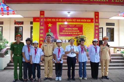 Chung sức đảm bảo trật tự, an toàn giao thông, chống ùn tắc khu vực cổng trường