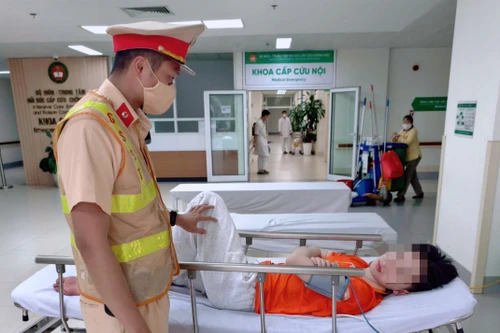 Cảnh sát giao thông mở đường đưa nam sinh bị đột quỵ đi cấp cứu kịp thời