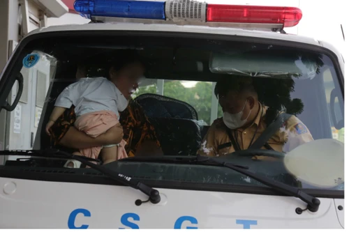 CSGT Hà Nội kịp thời hỗ trợ bé gái sốt cao đi cấp cứu