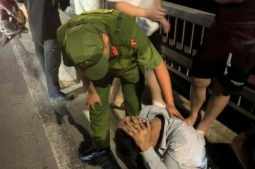 Cảnh sát Phản ứng nhanh kịp thời ngăn chặn nam thanh niên có ý định tự tử trên cầu Nhật Tân 