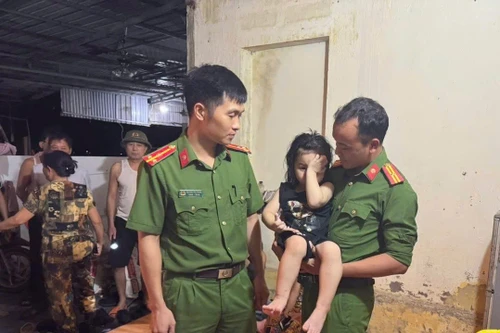 Công an xã tìm thấy cháu bé đi lạc giữa cánh đồng trong đêm