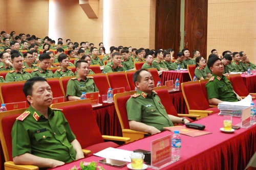 Trung tướng Nguyễn Thanh Tùng cùng hơn 2.500 cán bộ, chiến sỹ Công an Hà Nội dự hội nghị trực tuyến toàn quốc, quán triệt 2 Nghị quyết quan trọng của Bộ Chính trị