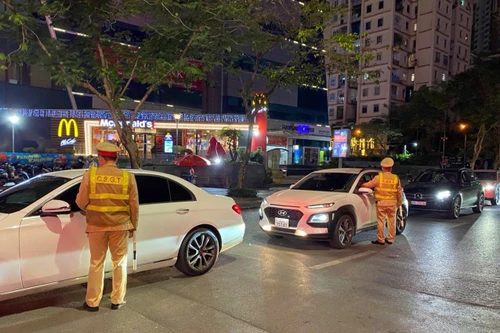 Chốt kiểm tra nồng độ cồn tối 27 Tết ở trục đường huyết mạch tại Hà Nội: Ít vi phạm!