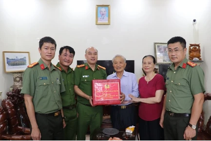 Công an Hà Nội thăm hỏi, tặng quà tri ân gia đình liệt sĩ Nguyễn Thái Bình 