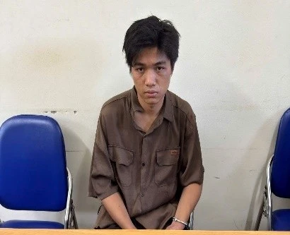 Rạng sáng dỡ mái chui vào cửa hàng kinh doanh điện thoại