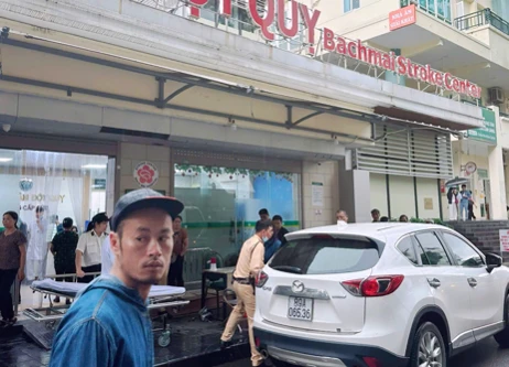 CSGT Hà Nội kịp thời mở đường đưa người dân bị đột quỵ đi cấp cứu