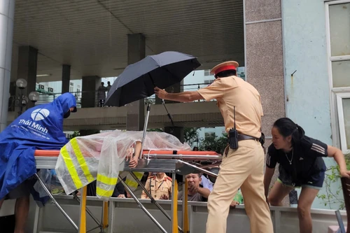 Giữa điểm ngập lụt, Cảnh sát giao thông nhận được lời “cầu cứu” từ tình nguyện viện Bệnh viện K