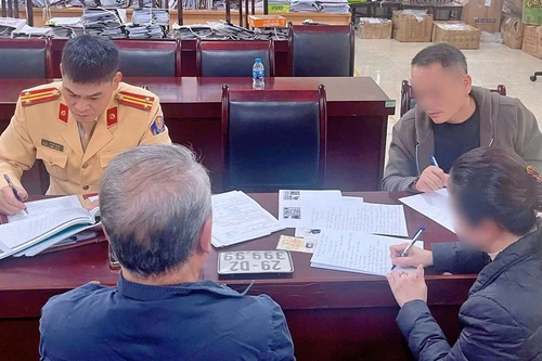 'Gánh' 2 lỗi xử phạt vì biển số xe 29D2-399.99