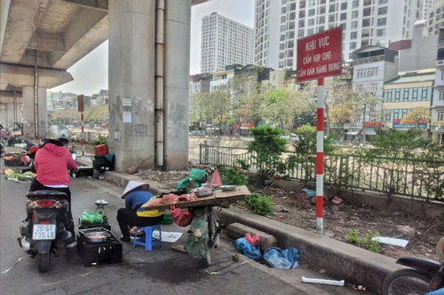 Ngao ngán ‘chợ cóc’ họp ngay dưới biển cấm tại khu vực Ngã Tư Sở 