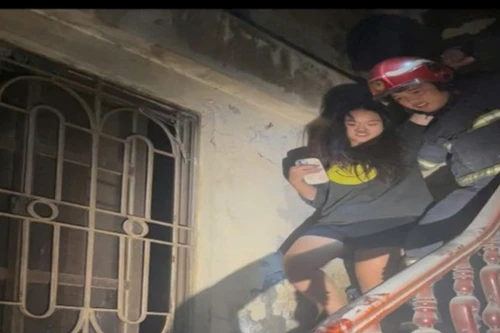 Kịp thời giải cứu 3 người trong vụ cháy nhà dân tại phố Thú Y 