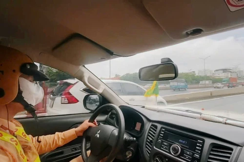 Cảnh sát giao thông Hà Nội phối hợp giúp đỡ người đàn ông vượt qua 'lằn ranh sinh tử'