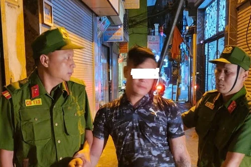 Khống chế đối tượng nghi “ngáo đá” gây rối trên phố Mai Động