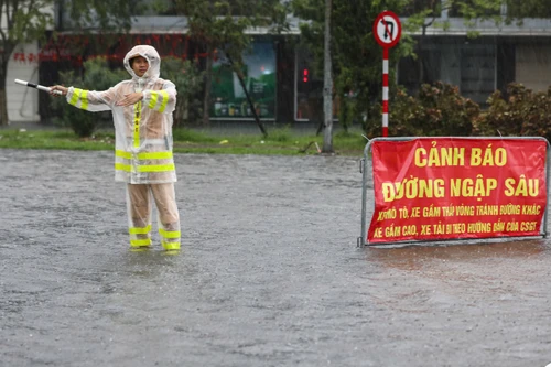 Công an Hà Nội khuyến cáo người dân hạn chế di chuyển qua các điểm úng ngập