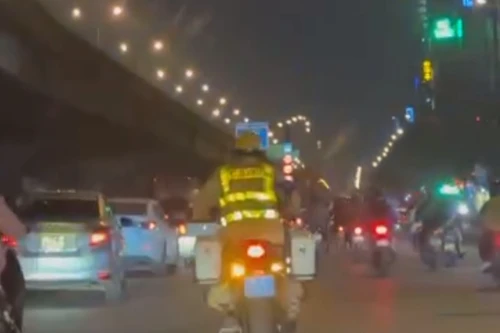 CSGT Hà Nội mở đường cho xe taxi đưa người bệnh đi cấp cứu