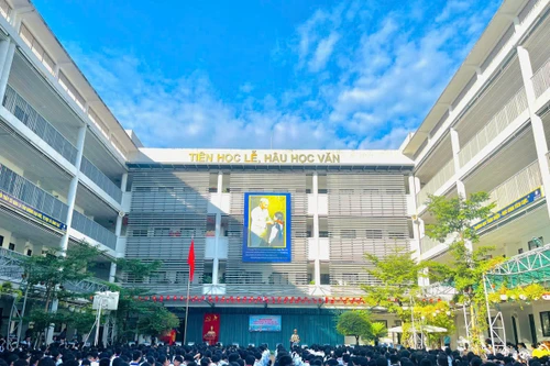 Các em học sinh hào hứng với 'tiết học' về trật tự an toàn giao thông