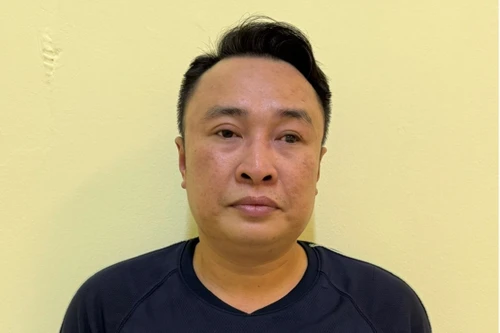 Tạm giữ đối tượng chống người thi hành công vụ tại chợ Long Biên