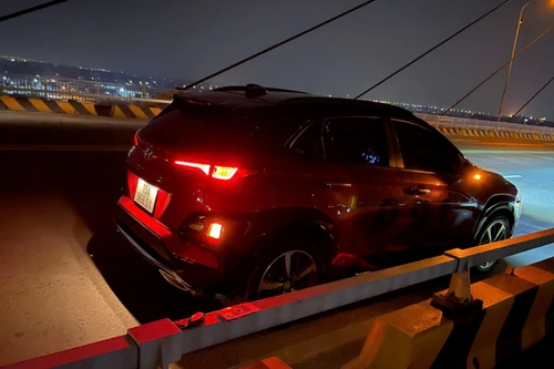 Nghi vấn 1 người để lại xe ô tô trên cầu Bính rồi nhảy xuống sông