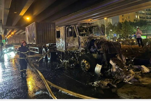 Xe container bốc cháy dữ dội trên đường Nguyễn Xiển