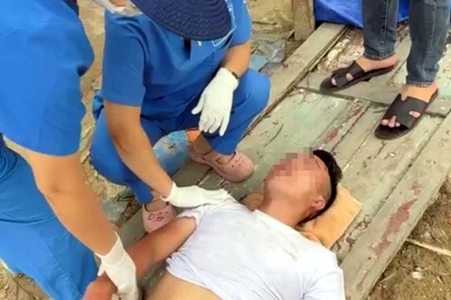 Nam thanh niên “kẹp” 2 tay bằng móc phơi quần áo, lao xuống sông Hồng