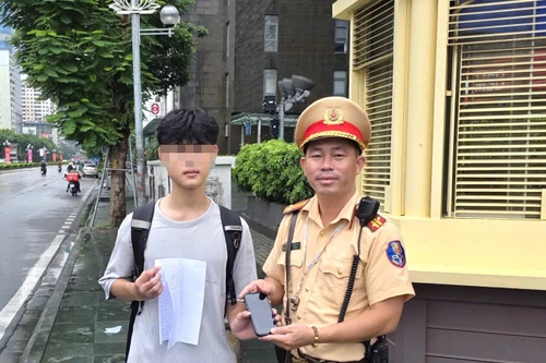 Nhận lại chiếc điện thoại bị mất, nam sinh Hà Nội viết thư cảm ơn CSGT