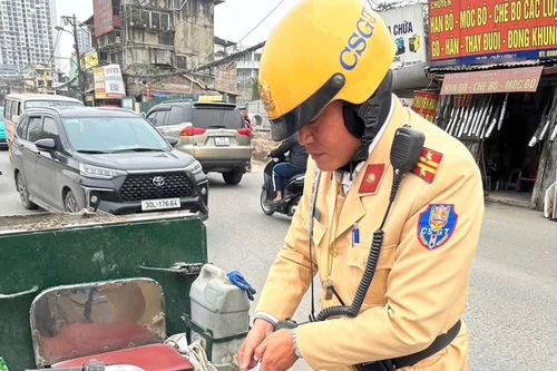 Cảnh sát giao thông về 'thủ phủ' làng bánh kẹo Hoài Đức chấn chỉnh hoạt động xe tự chế