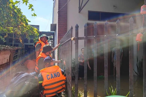 Gần trọn 1 ngày chia sẻ, động viên nhân dân và đồng đội ở vùng ngập lụt ngoại thành Hà Nội 