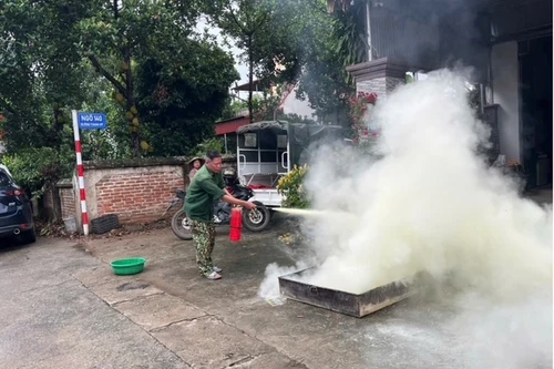 Thực tập phương án chữa cháy và cứu nạn, cứu hộ tại khu dân cư thôn Thanh Vị 