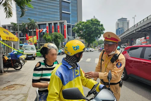 Kịp thời giúp đỡ cụ bà bị mệt trên đường giữa trời nắng