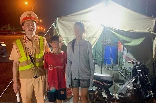 Hai chị em nhỏ đi… xe đạp điện từ Thanh Hóa ra Hà Nội xem diễu binh