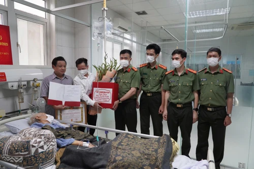 Trao tặng huy hiệu 70 năm tuổi Đảng đối với đồng chí Tạ Văn Thi, nguyên Phó Giám đốc CATP Hà Nội