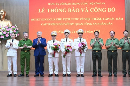 Bộ Công an thông báo và công bố Quyết định của Chủ tịch nước về việc thăng cấp bậc hàm cấp Tướng đối với 4 đồng chí Thứ trưởng