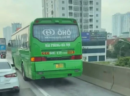 Xử phạt tài xế xe khách đi vào làn dừng xe khẩn cấp trên đường vành đai 3 trên cao
