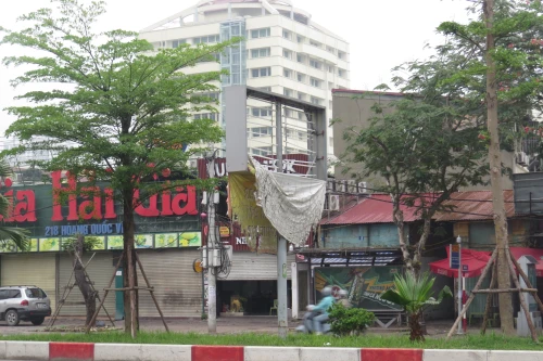 Nơm nớp những tấm biển quảng cáo…chờ đổ