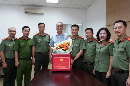 Ấm áp tình cảm giữa các thế hệ lãnh đạo Công an Hà Nội 