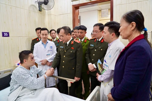 Giám đốc Công an thành phố Hà Nội thăm, động viên cán bộ bị thương trong khi làm nhiệm vụ