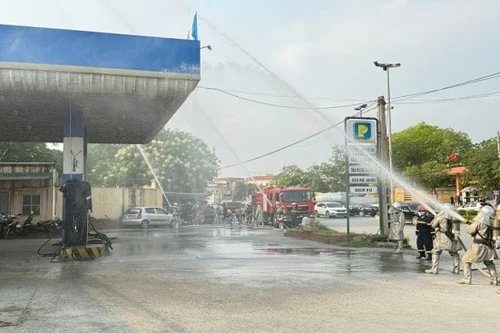 Thực tập phương án chữa cháy và cứu nạn cứu hộ tại cửa hàng xăng dầu trên địa bàn thị xã Sơn Tây