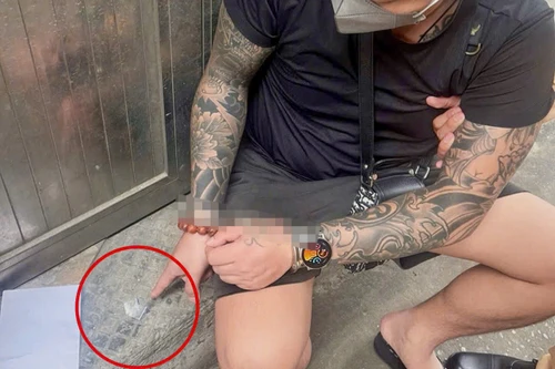 CSGT phát hiện nam thanh niên tàng trữ ma túy trên phố Hồ Tùng Mậu