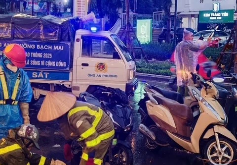 Lực lượng Công an triển khai phương án đảm bảo an toàn cho người dân ngay trong cơn giông dữ dội tại Hà Nội 